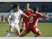 Эдгарас Чеснаускис пытается обыграть двоих соперников.