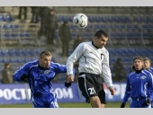 В борьбе за мяч сатурновец Бранислав Обжера и торпедовец Сергей Будылин.