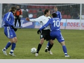 Симон Вукчевич пытается пройти Константина Зырянова.