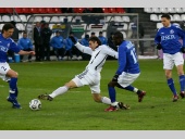 Симон Вукчевич в окружении трех динамовцев: Алексея Смертина, Паскаля Менди и Игоря Семшова.