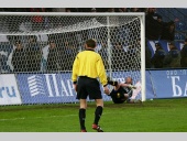 Сергей Овчинников прыгает в один угол, мяч в это время летит в другой.