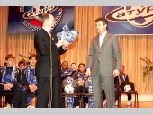 Владимир Демин вручает Михаилу Воронцову подарок.